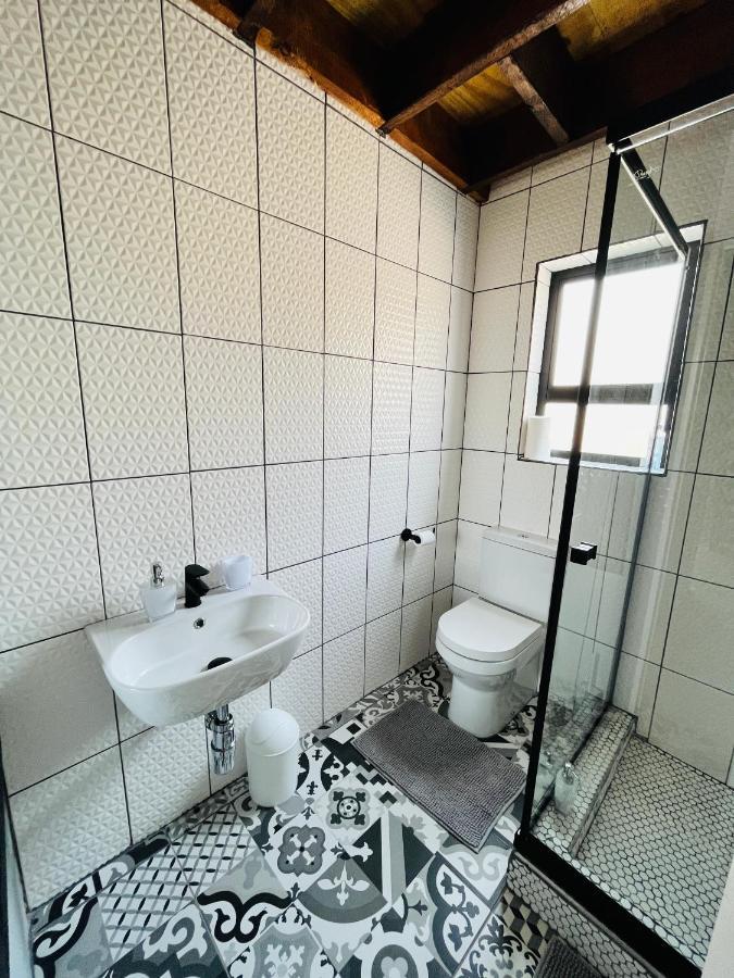 Kates Nest Guesthouse 오샤카티 외부 사진